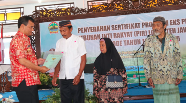 Pembagian sertifikat tanah kepada petani eks proyek Perkebunan Inti Rakyat (PIR) Lokal Teh Jawa Tengah di Batang, Kabupaten Pekalongan, dan Banjarnegara/Foto: Humas Jateng